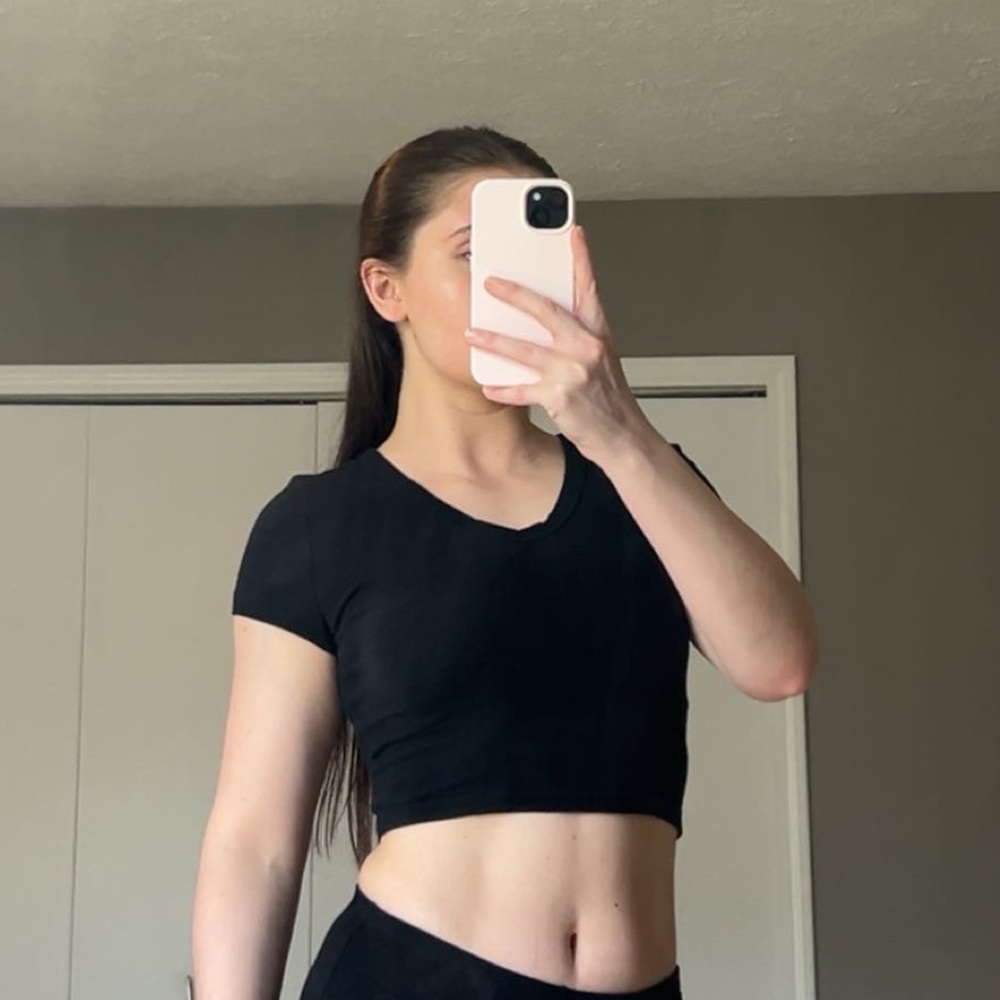black v neck crop top